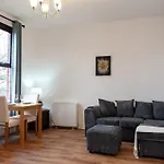 Lovely 2 Bedroom Flat 5 Min To City Centre With Parking