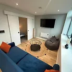 Stylish, Top-Floor 1 Bed Apt