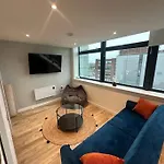 Stylish, Top-Floor 1 Bed Apt