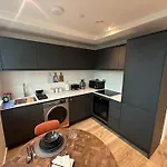 Stylish, Top-Floor 1 Bed Apt