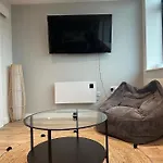 Stylish, Top-Floor 1 Bed Apt