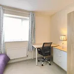 The Bushmoor - Spacious Holiday Townhouse 10 Minutes To City Centre Free Parking