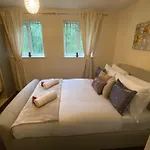 Lovely 2 Dbl Bed Apartment Near Heaton Park And North Manchester Hospital With Parking