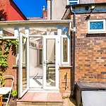 Large 4 Bedroom Home With Free Parking Near Mediacityuk
