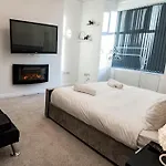 Manchester - 4 Beds - Sleeps 7 - Street Parking