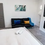 Manchester - 4 Beds - Sleeps 7 - Street Parking