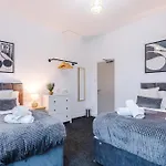 Modern Manchester 3-Bed Home , Sleeps 7, Free Parking & Close To City Centre