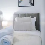 Modern Manchester 3-Bed Home , Sleeps 7, Free Parking & Close To City Centre