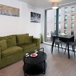 Cozy 1-Bed Escape Close To Arndale, Spinningfields, Old Trafford, Etihad & Mediacityuk, Sleeps 4, Netflix, Gym, Nespresso, Balcony, Perfect For Work, Leisure Long & Short Stays!