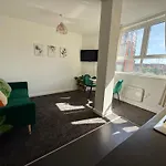 Zelena Luxurious Apartment, Private Parking, Fast Wi-Fi, Self Check-In Anytime Perfect For Late Arrivals, 5 Minutes To Old Trafford Stadium
