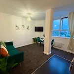 Zelena Luxurious Apartment, Private Parking, Fast Wi-Fi, Self Check-In Anytime Perfect For Late Arrivals, 5 Minutes To Old Trafford Stadium