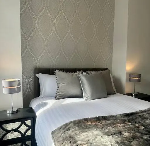 Large Five Bedroom Home With Parking, Sleeps 11!