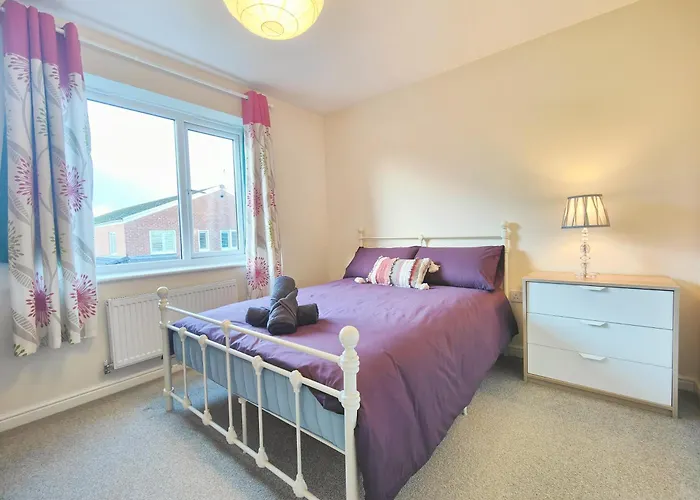 The Bushmoor - Spacious Holiday Townhouse 10 Minutes To City Centre Free Parking