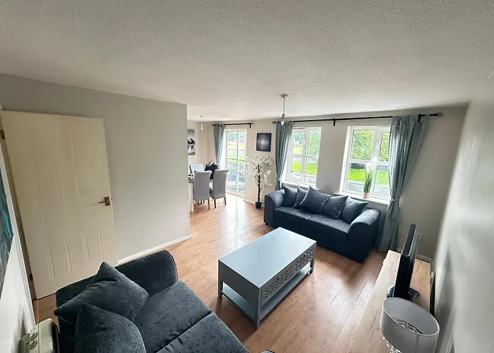Lovely 2 Dbl Bed Apartment Near Heaton Park And North Manchester Hospital With Parking