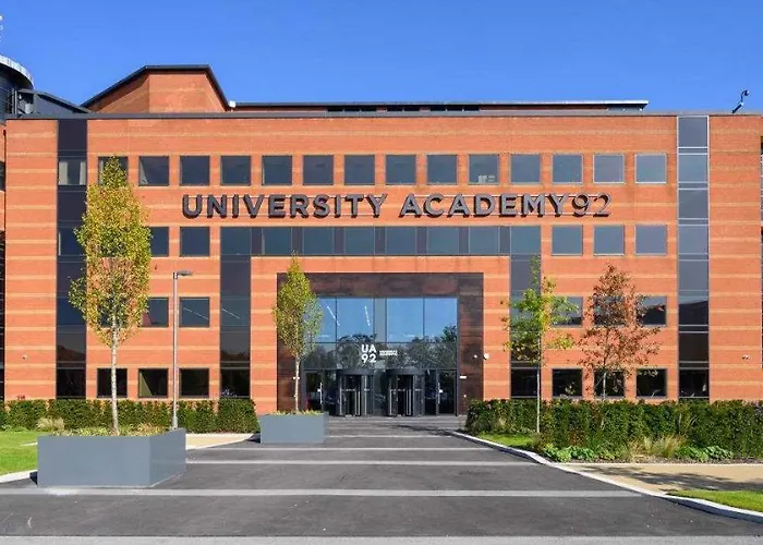 Spaces 2 Bed & 2 Bath Apartment, In Old Trafford! Ua92, Football Stadium, Cricket Stadium, Retail Park