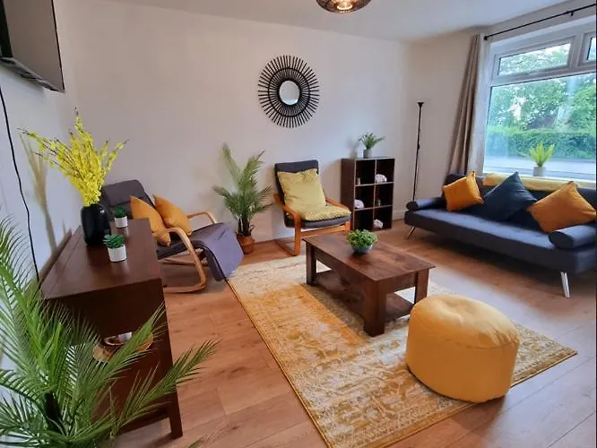 House With 3 Bedroom And 2 Parking Bays - Airport 6 Min Walk
