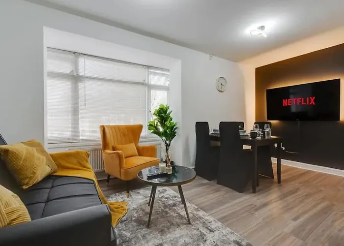 3-Story With Driveway - Heaton Park - Sleeps 9