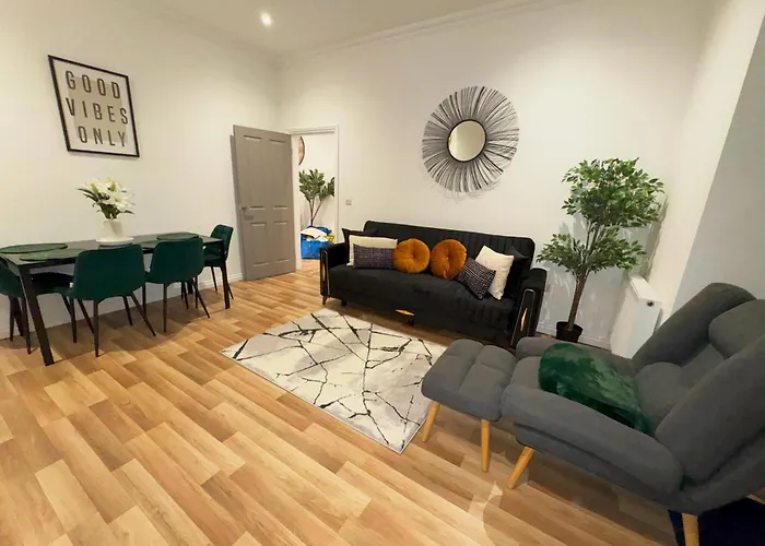 Manchester - 4 Beds - Sleeps 7 - Street Parking