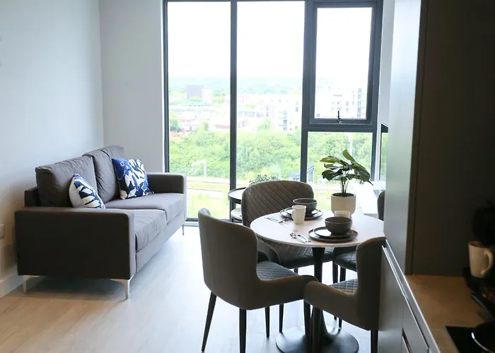 Pass The Keys 9Th Floor Flat 24Hr Shop At Base Pets Allowed