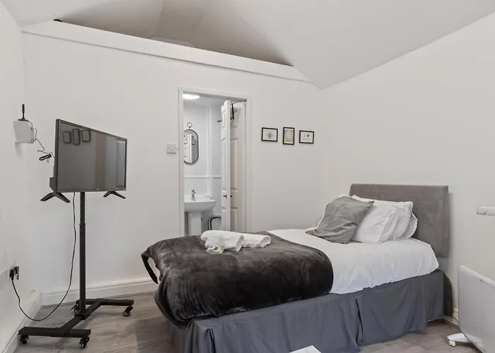 Studio Cottage With Shared Garden - 3Min To Bus Stop