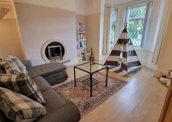 Spacious 4Bd With Great Links To Manchester Centre