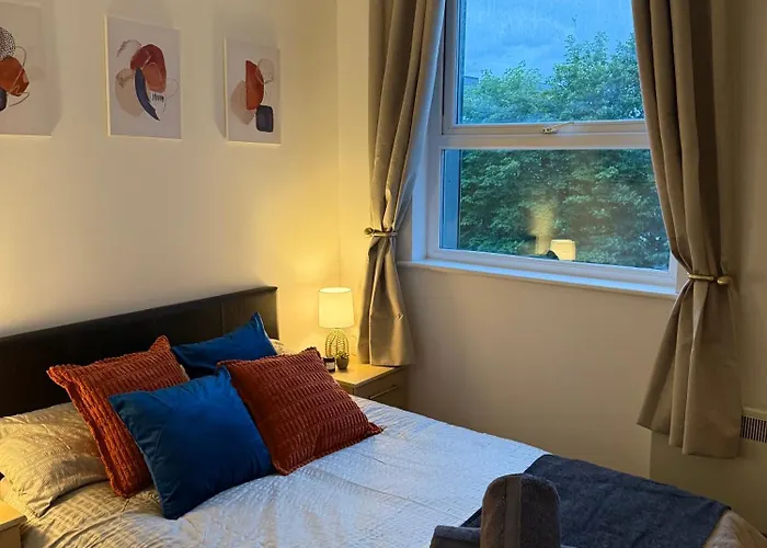 Zelena Luxurious Apartment, Private Parking, Fast Wi-Fi, Self Check-In Anytime Perfect For Late Arrivals, 5 Minutes To Old Trafford Stadium