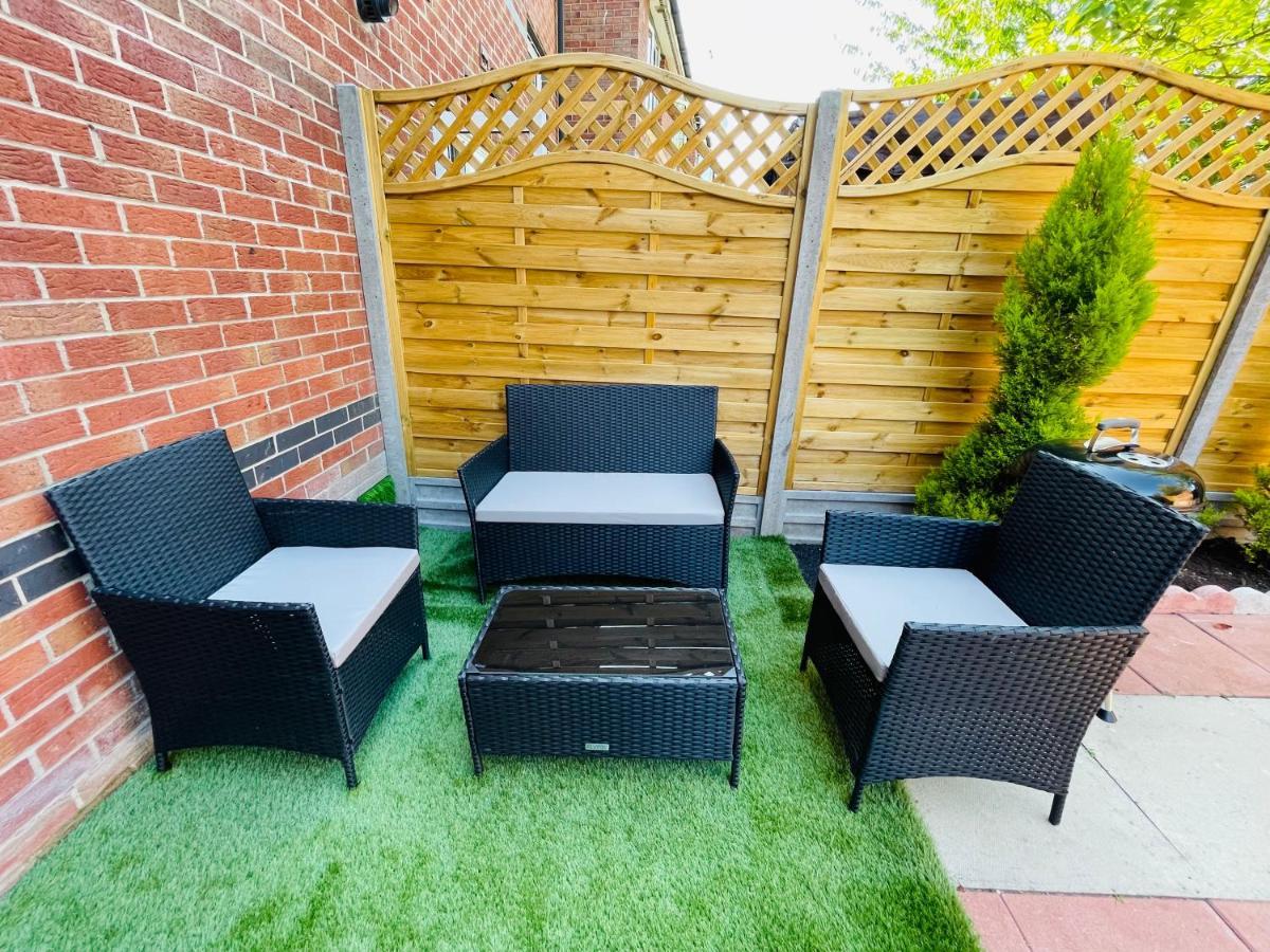 Watan - Spacious 3 Bedrooms Entire House With Beautiful Outdoor Garden * Manchester