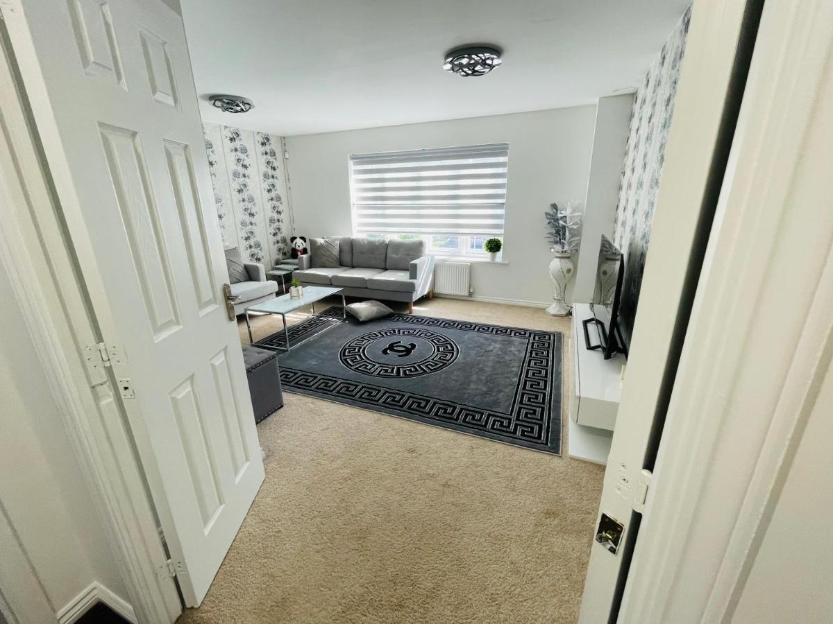 Watan - Spacious 3 Bedrooms Entire House With Beautiful Outdoor Garden *