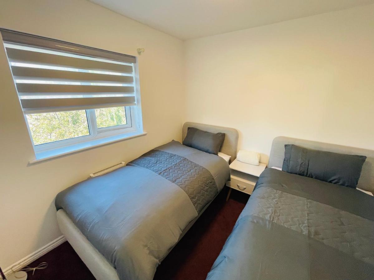 Watan - Spacious 3 Bedrooms Entire House With Beautiful Outdoor Garden Manchester