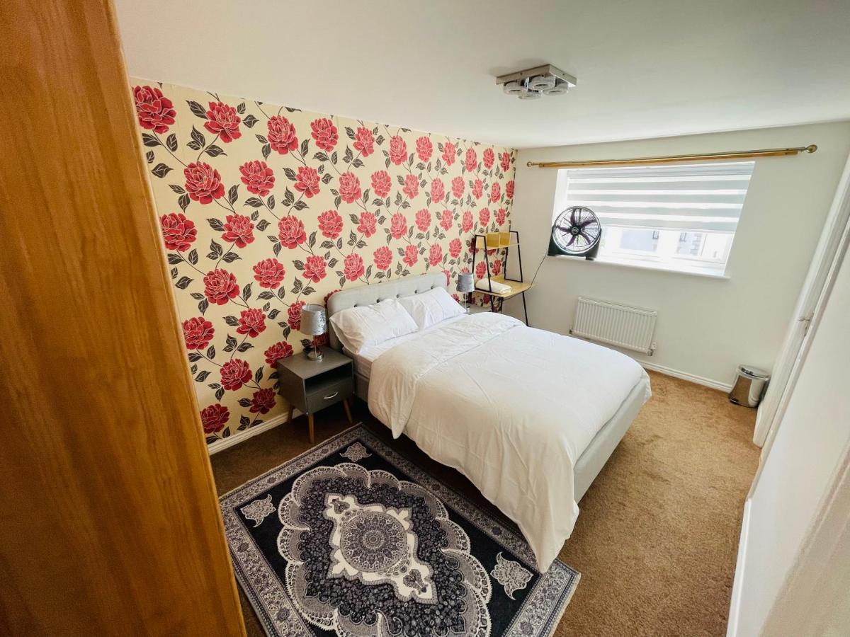 Watan - Spacious 3 Bedrooms Entire House With Beautiful Outdoor Garden Manchester