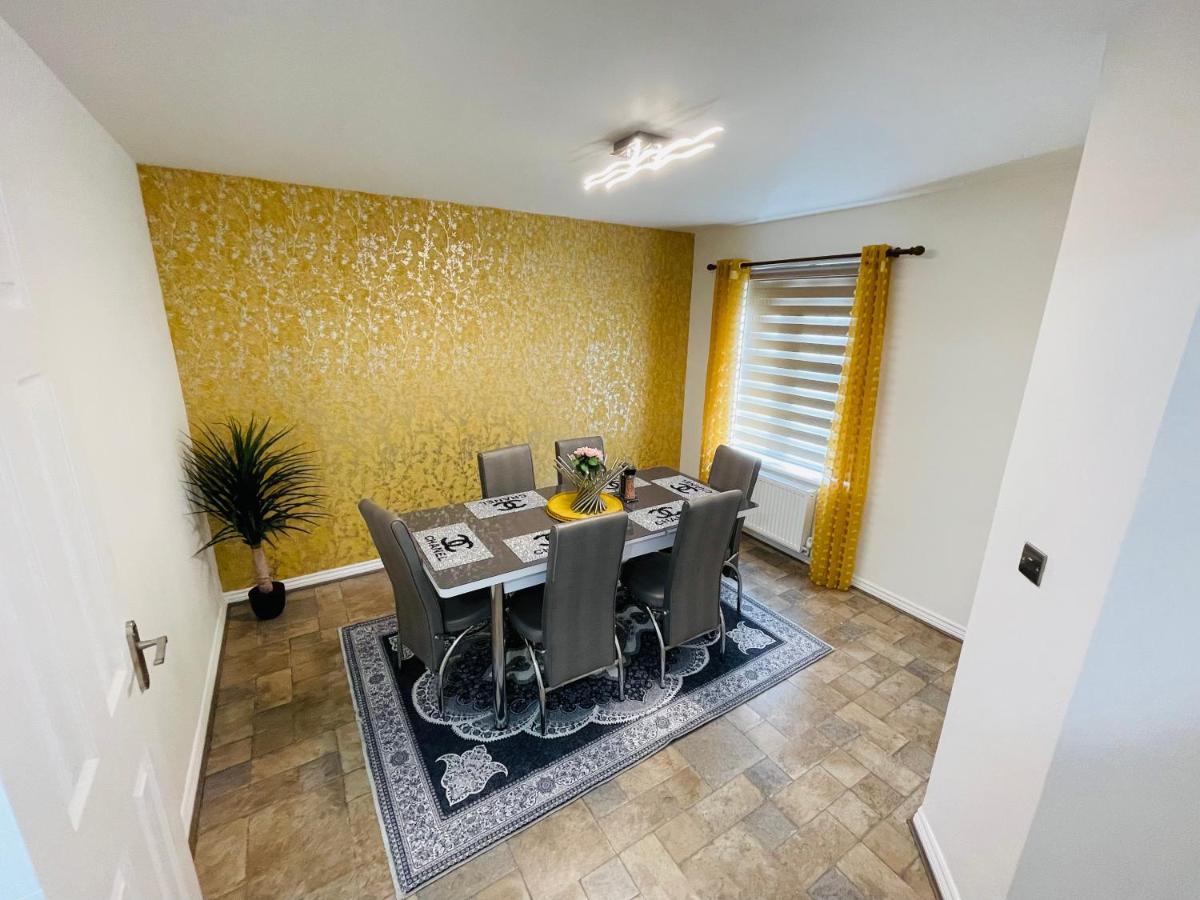 Watan - Spacious 3 Bedrooms Entire House With Beautiful Outdoor Garden Holiday home Manchester