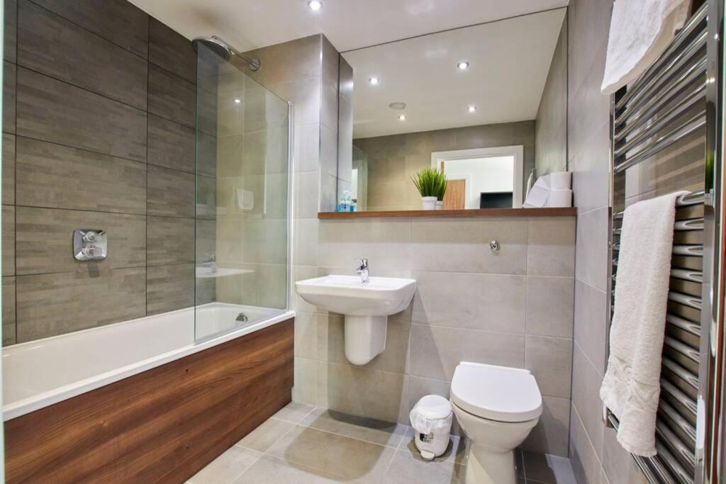 The Artist Abode In - Parking Apartment Manchester