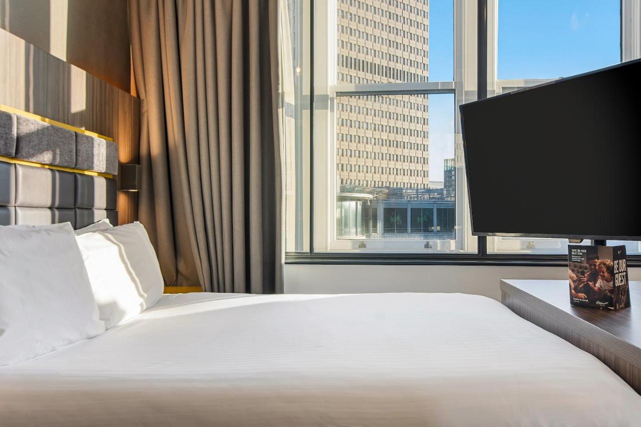 Roomzzz Victoria Aparthotel 4*