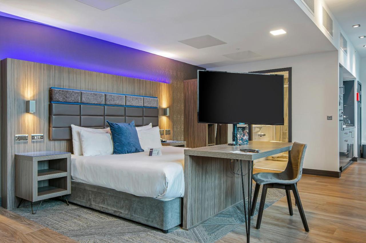 Roomzzz Victoria Aparthotel 4*