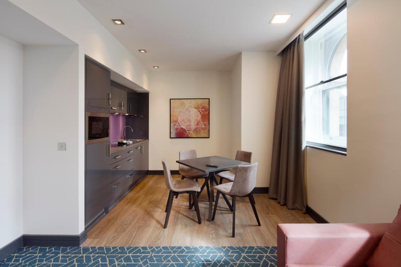 Roomzzz Victoria Aparthotel 4*
