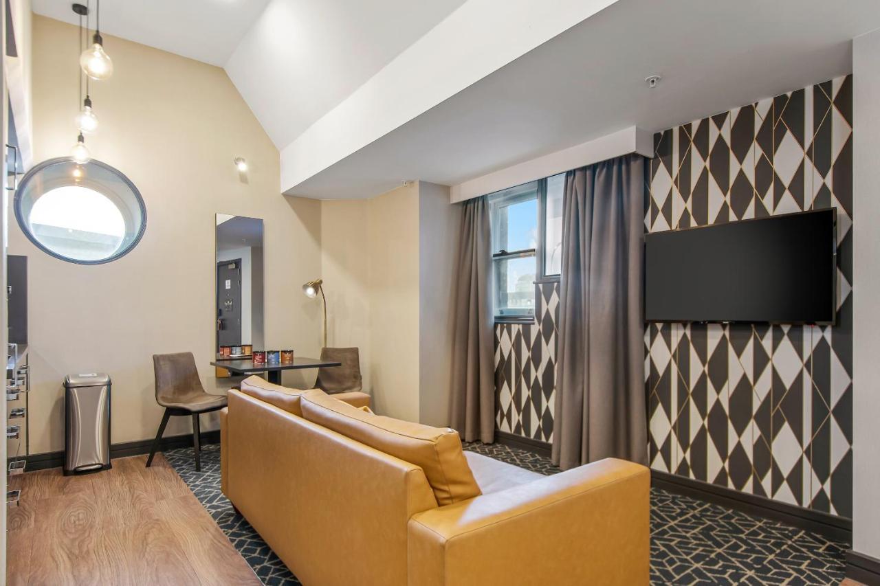 Roomzzz Victoria Aparthotel