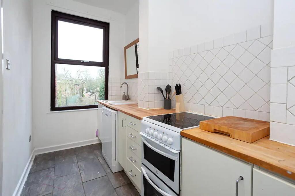 Lovely 2 Bedroom Flat 5 Min To Centre With Parking *