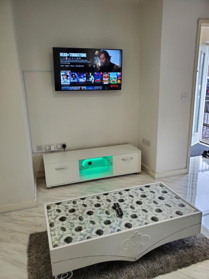 Beautiful & Elegant 2 Bed House Apartment Manchester