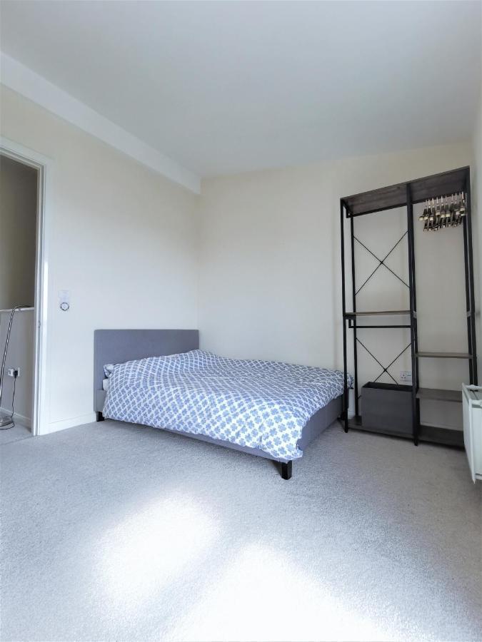 Bed & Breakfast Private Bedroom - Shared Facilities - Free Parking - Close To Ethiad Centre Manchester