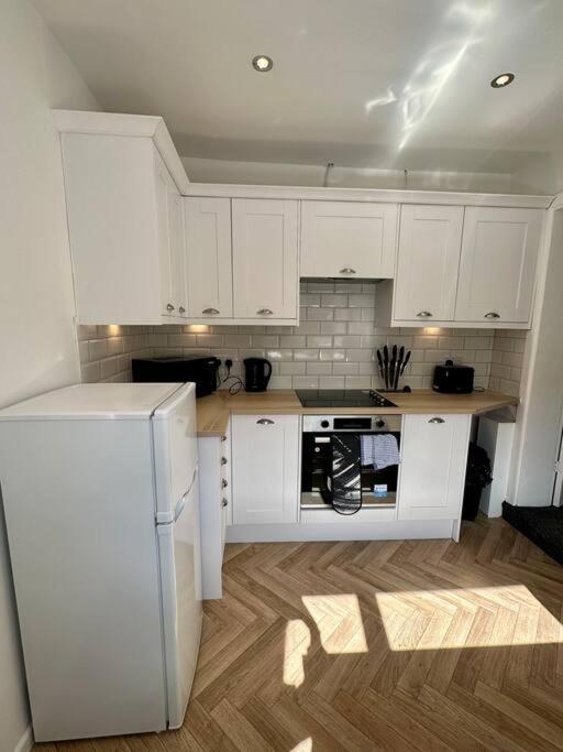 Large Five Bedroom With Parking, Sleeps 11! Manchester