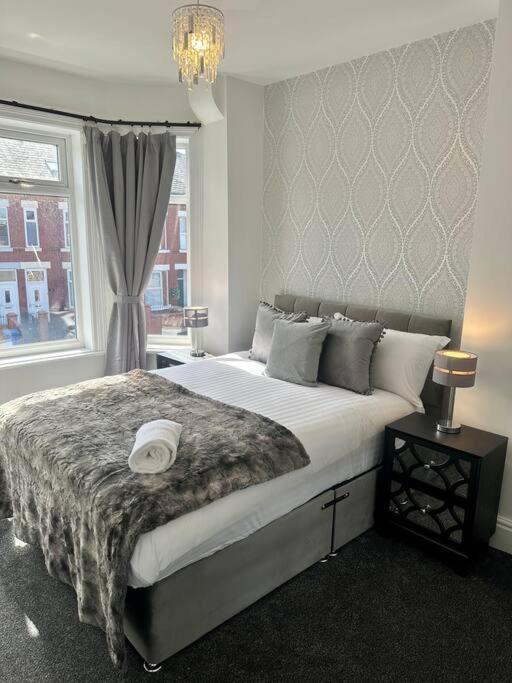 Large Five Bedroom With Parking, Sleeps 11! Manchester
