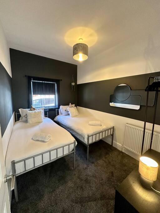 Large Five Bedroom With Parking, Sleeps 11! Manchester