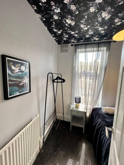 Large Five Bedroom With Parking, Sleeps 11! Vakantiehuis