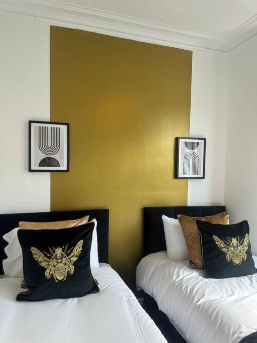 Large Five Bedroom With Parking, Sleeps 11! Vakantiehuis Manchester