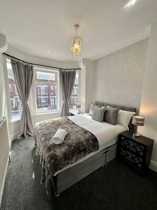 Large Five Bedroom With Parking, Sleeps 11!