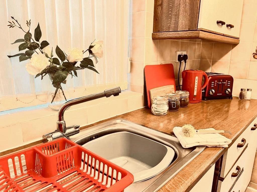 Spacious 3 Bedroom House - Sleeps 5 * Manchester