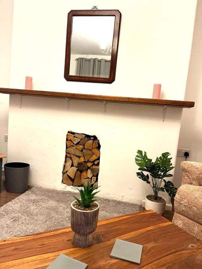 Spacious 3 Bedroom House - Sleeps 5 *