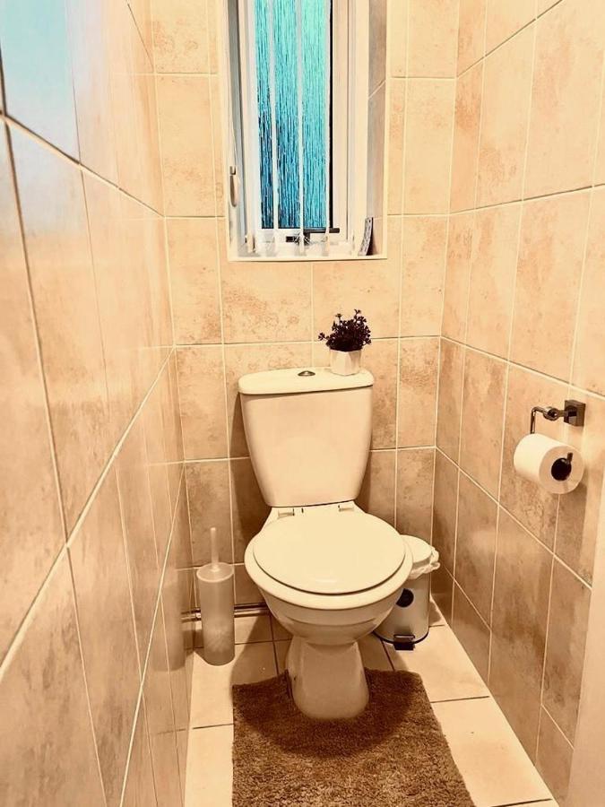 Spacious 3 Bedroom House - Sleeps 5 * Manchester