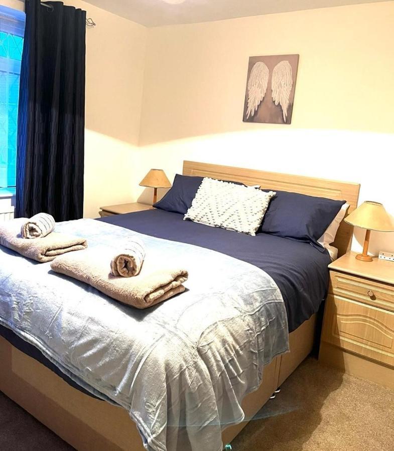 Spacious 3 Bedroom House - Sleeps 5 * Manchester