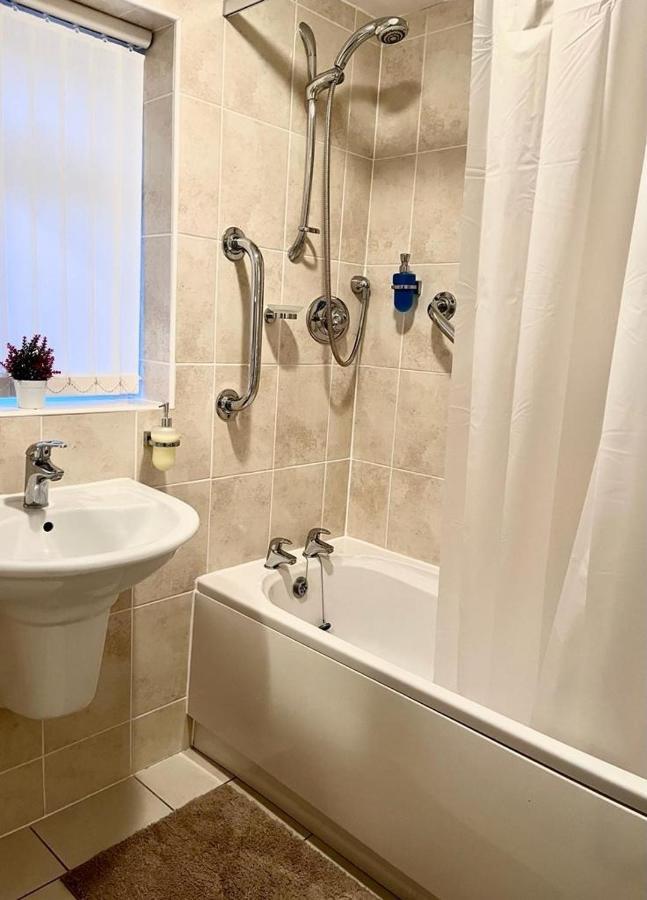 Spacious 3 Bedroom House - Sleeps 5 Appartement Manchester